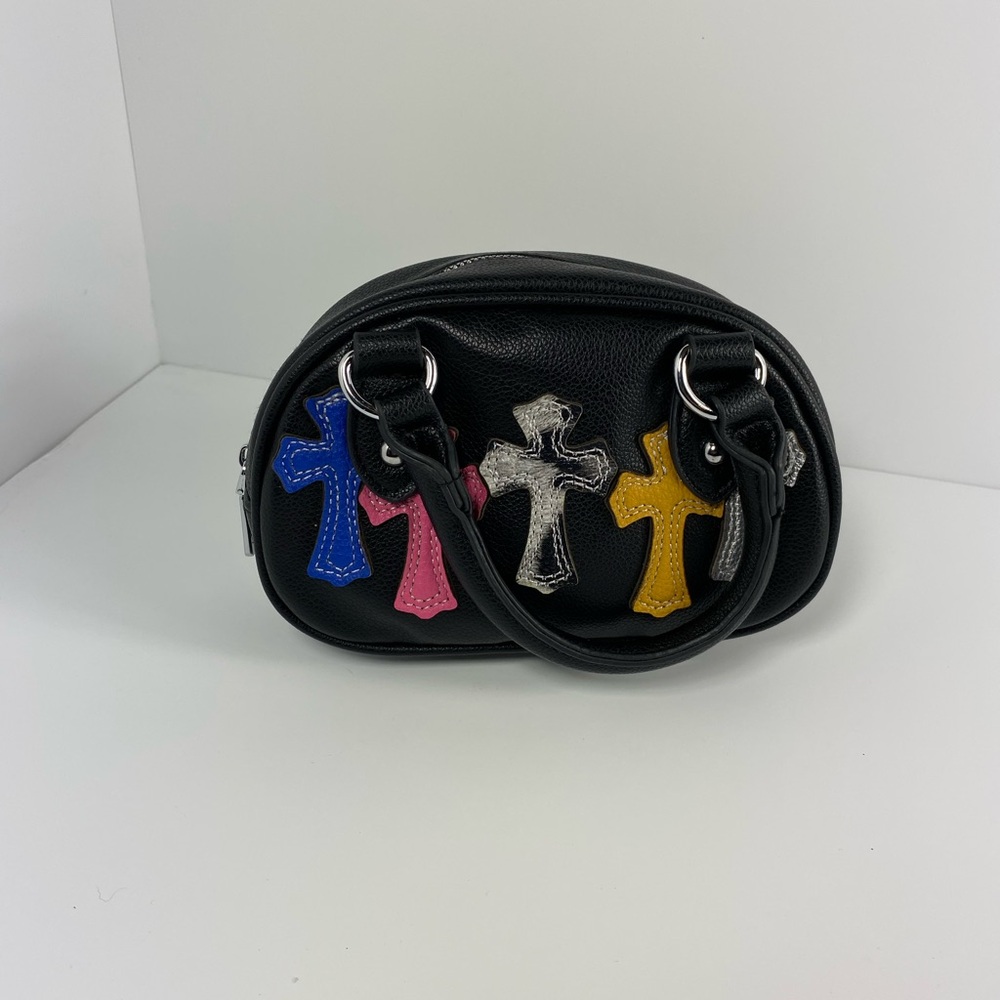 - Black leather crosses clutch